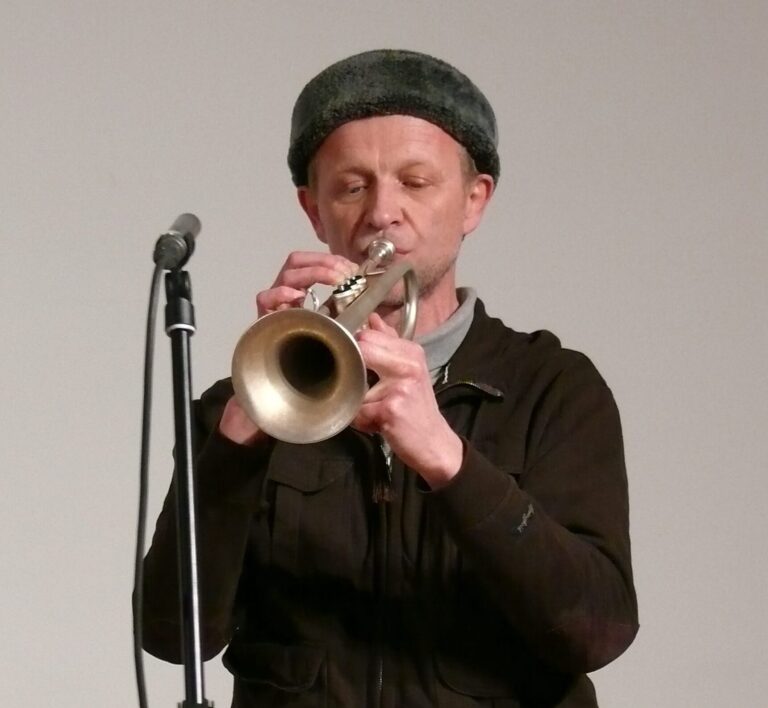 Musiker Franz Hautzinger mit Trompete