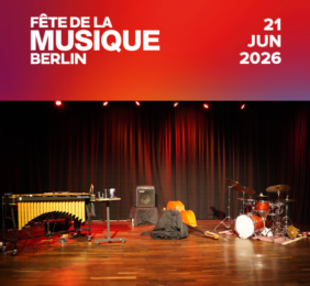 Leere Bühne und Logo der Fete de la Musique 2026