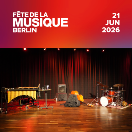 Leere Bühne und Logo der Fete de la Musique 2026