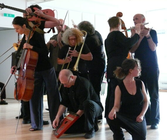 Instrumentalgruppe als Statue
